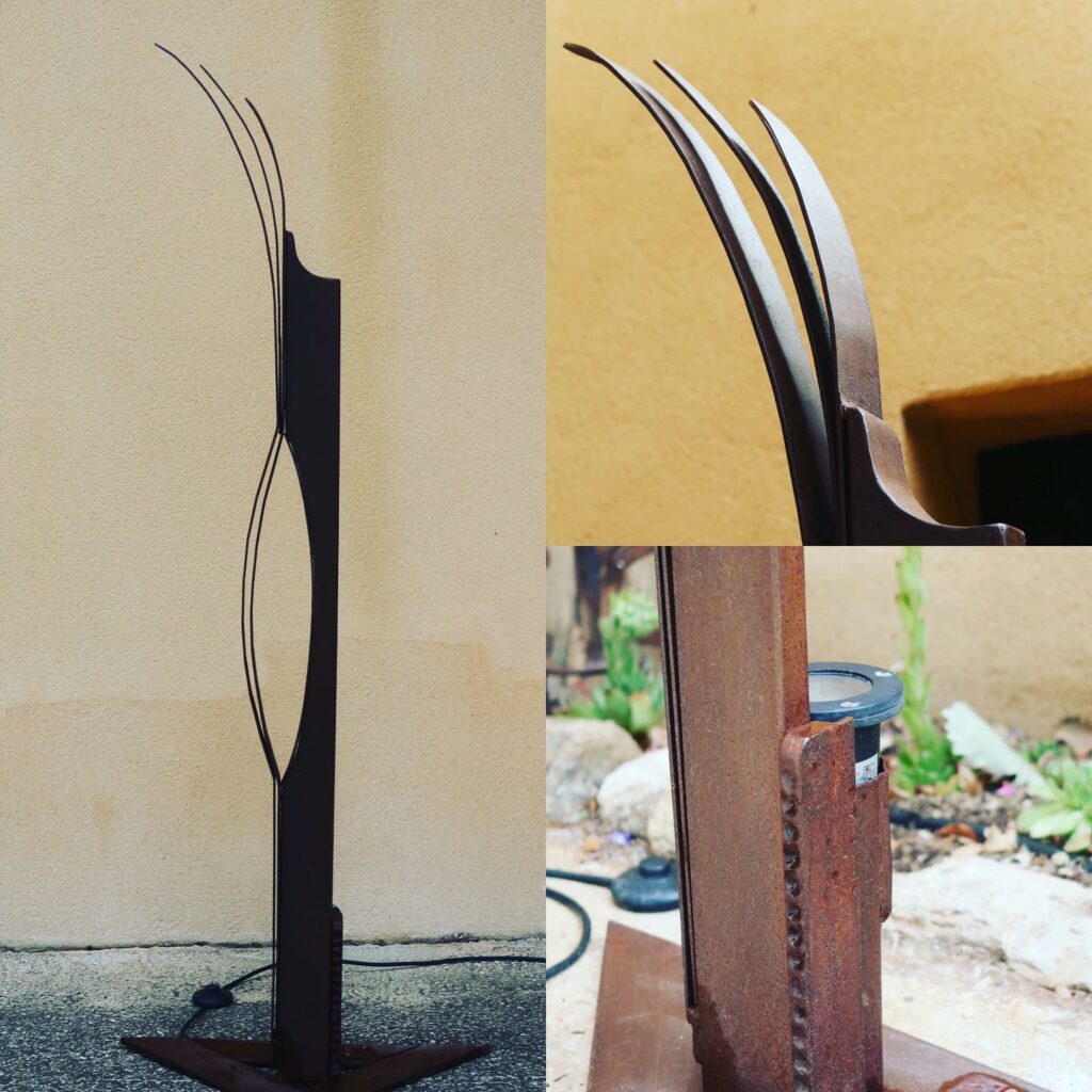 Luminaire fait avec du tube métallique et des objets de récupération