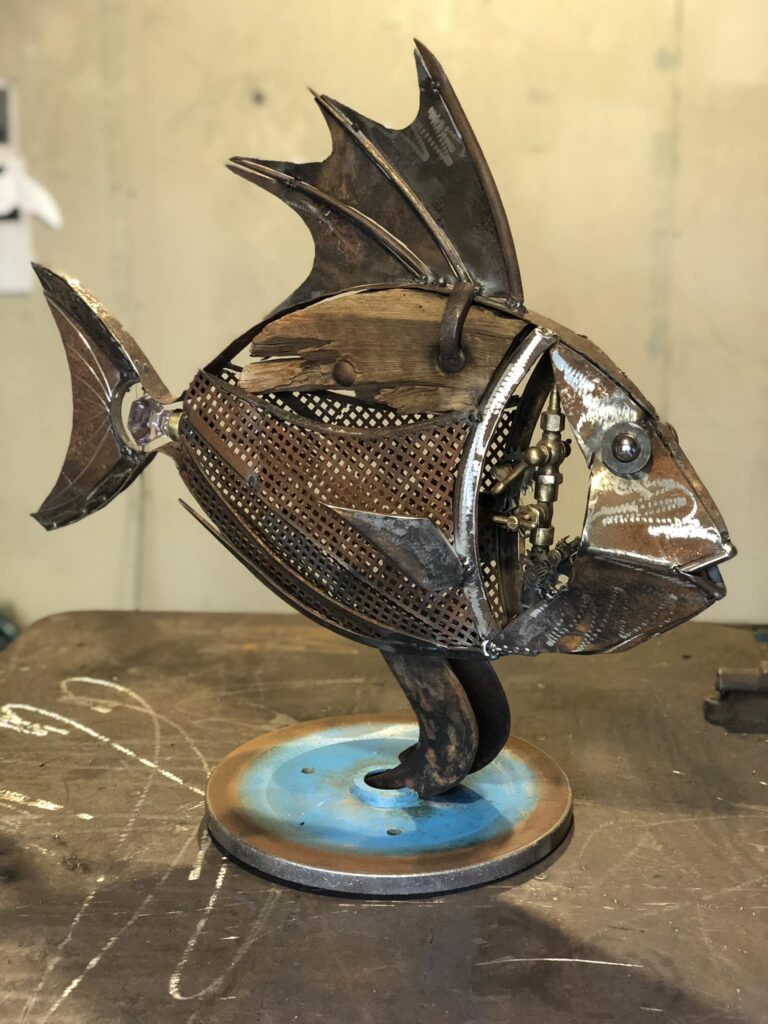 poisson métallique fait avec des bouts de feraille récupérés dans le milieu agricole
