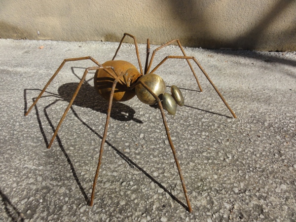 araignée faite à partir d'éléments de voitures et vieilles poignéesi