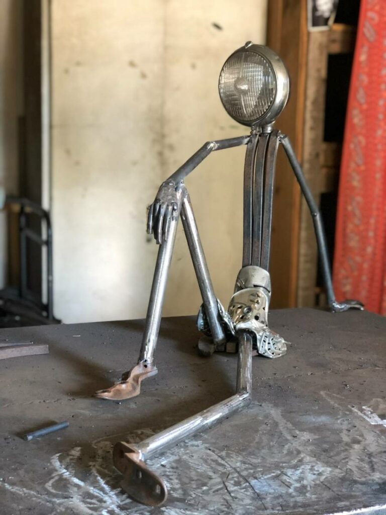 Lampe réalisée à partir d'un ancien phere de moto et de vieux éléments agricoles