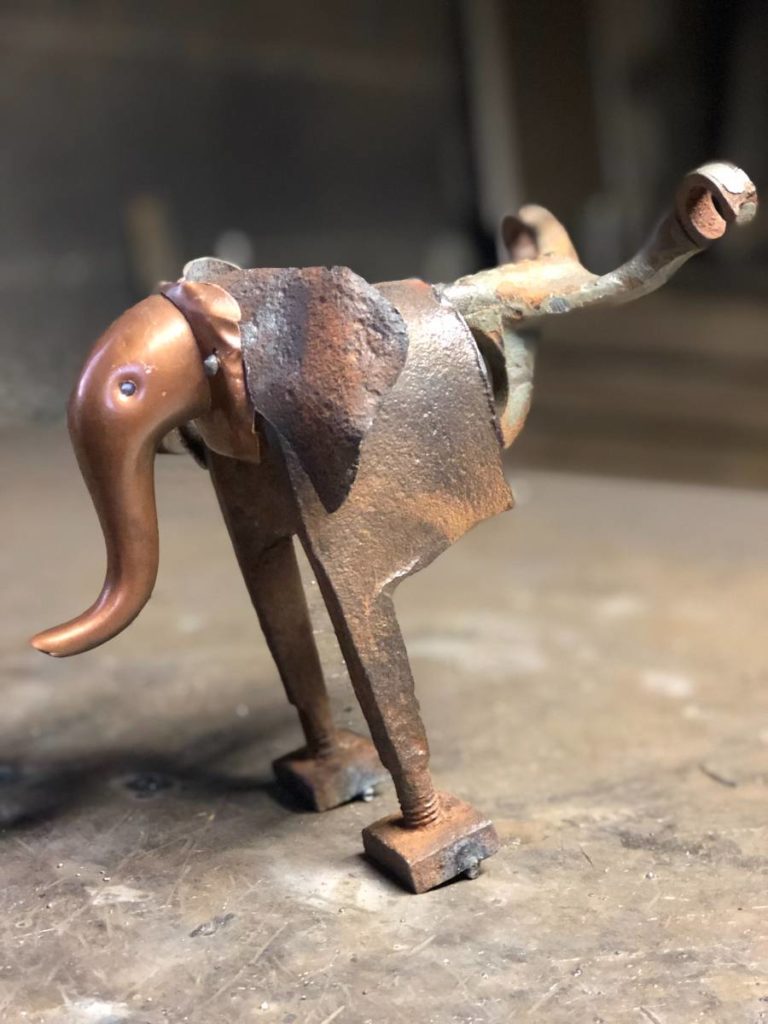 éléphant représenté en train de danser. Utilisation d'éléments de récupération comme une théière