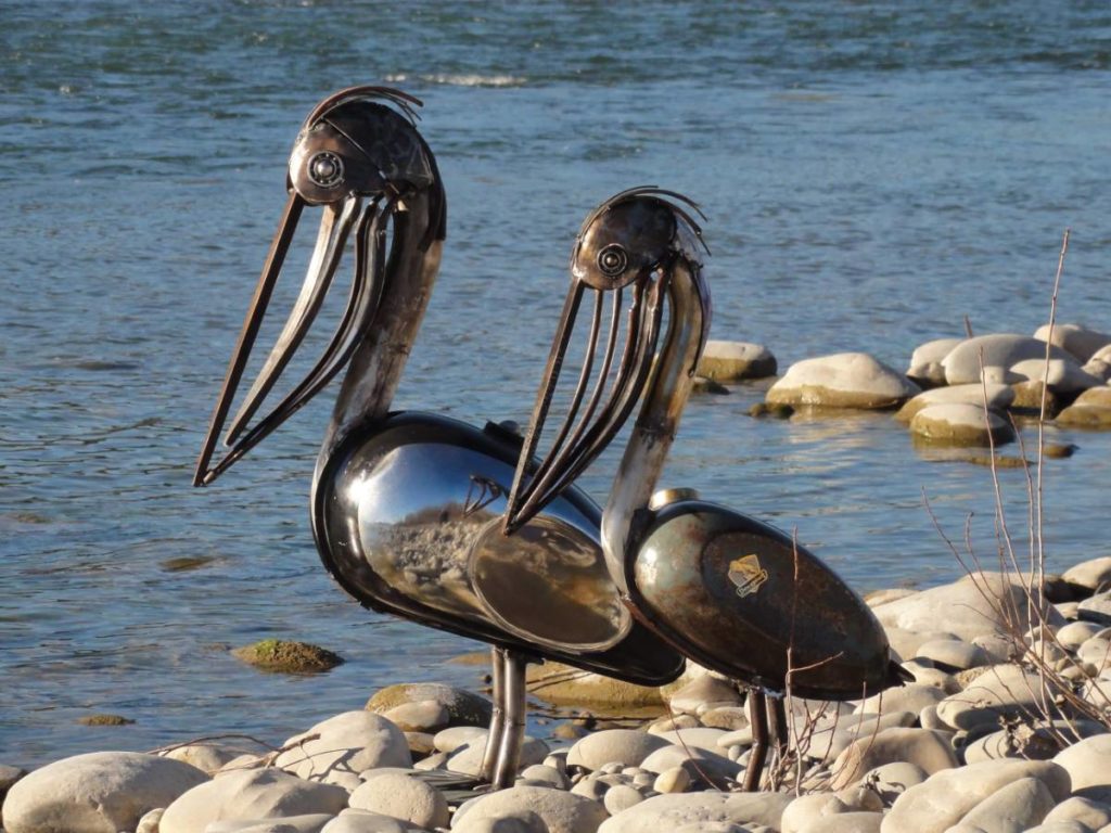 ces 2 pelicans ont été faits avec des réservoirs de moto ancienne récupérés