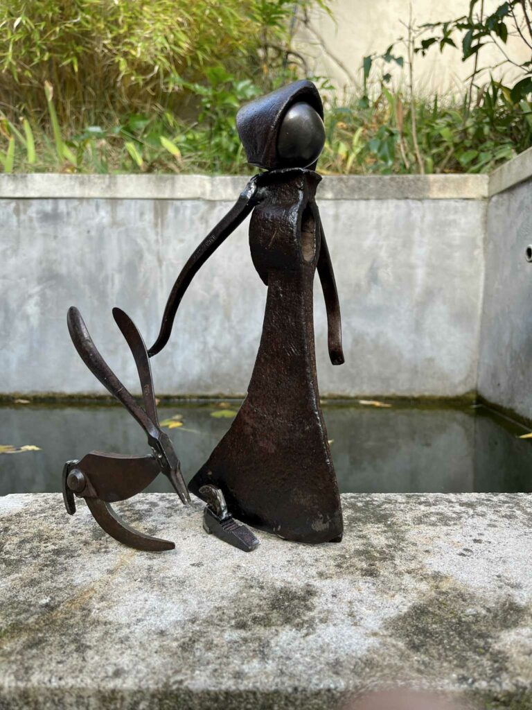 réalisé avec une hache, des pinces, un sécateur