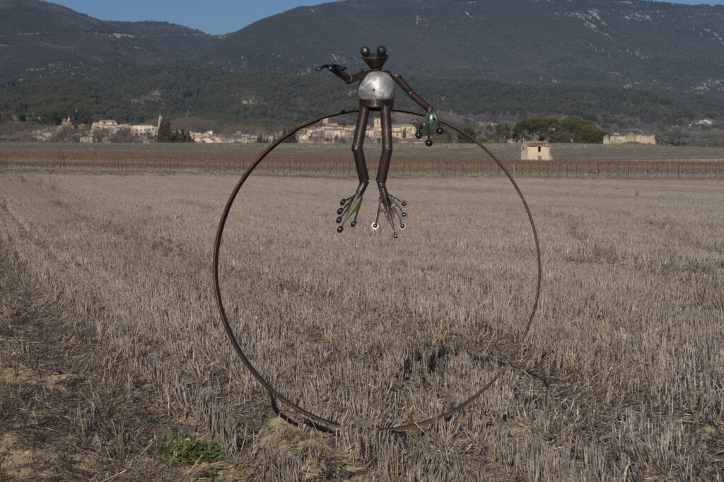 sculpture réalisée avec un rond de charette, des objets de récupération