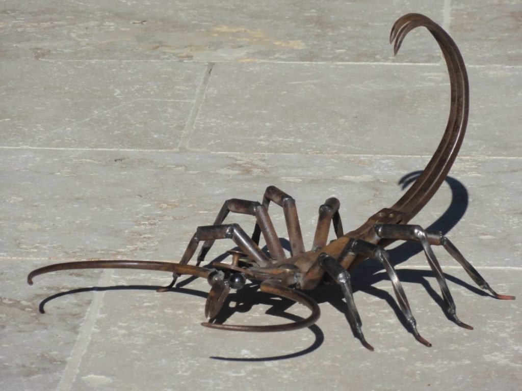 scorpion fait à partir d'un compas de menuisier , de pinces et d'une vieille clé