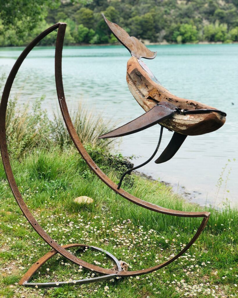 réalisé avec un vieux bois de bateau et des outils en fer, en métal récupérés