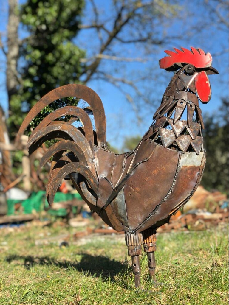 sculpture réalisée avec des onjets détournés, agricoles, mécanique