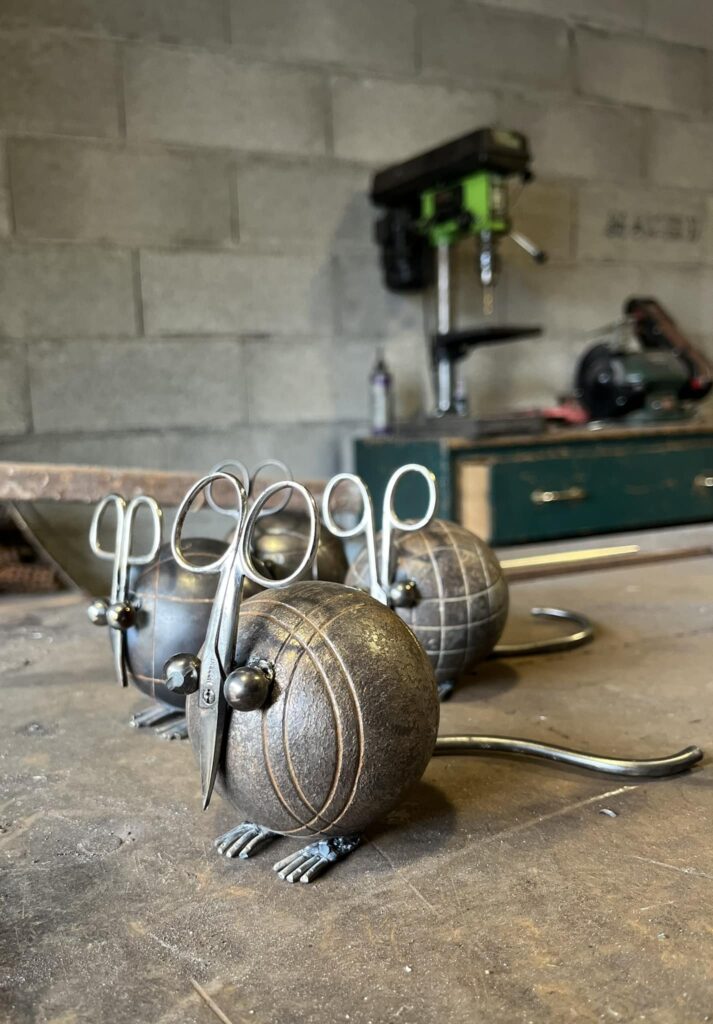 sculpture réalisée avec des anciennes boules de pétanque recyclées