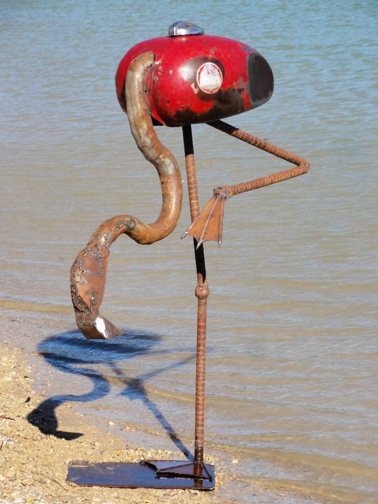 flamant rose fait à partir d'un réservoir ancien de moto