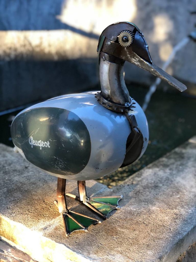 canard fait avec un réservoir de moto peugeot ancien détourné