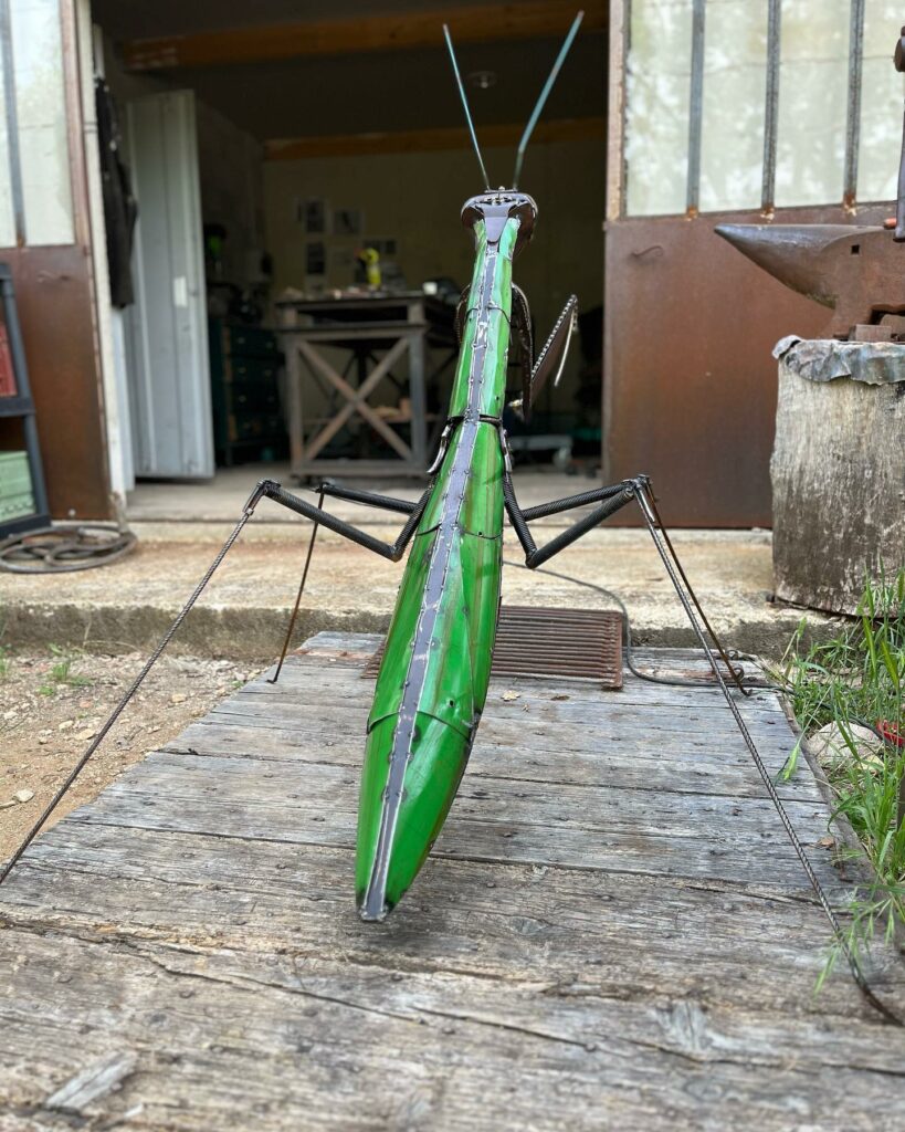 pièce rélaisée avec des poignées de récupération, de la féraille et des outils