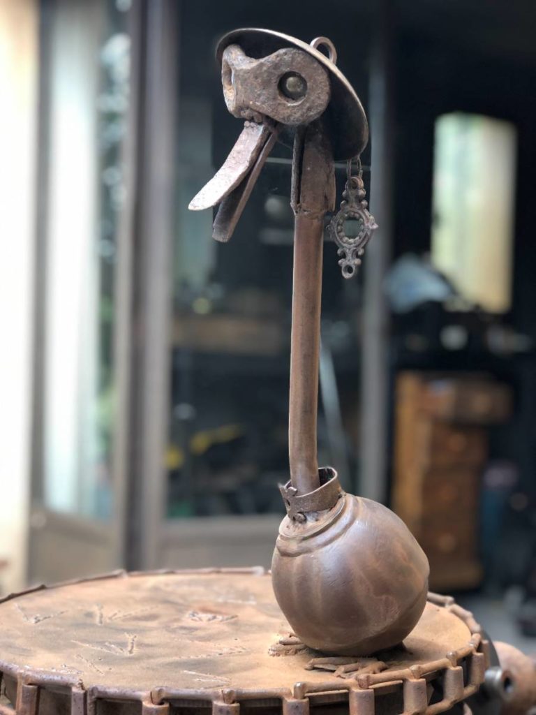 sculpture faite à partir d'éléments agricole