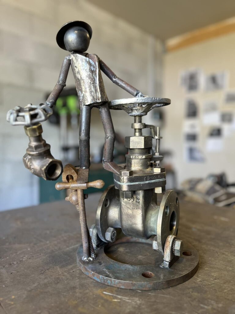 sculpture faite avec des vannes, des outils, des pièces récupérées