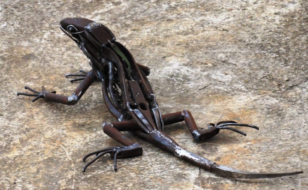 Lézard fait avec des bouts de métaux, des outils