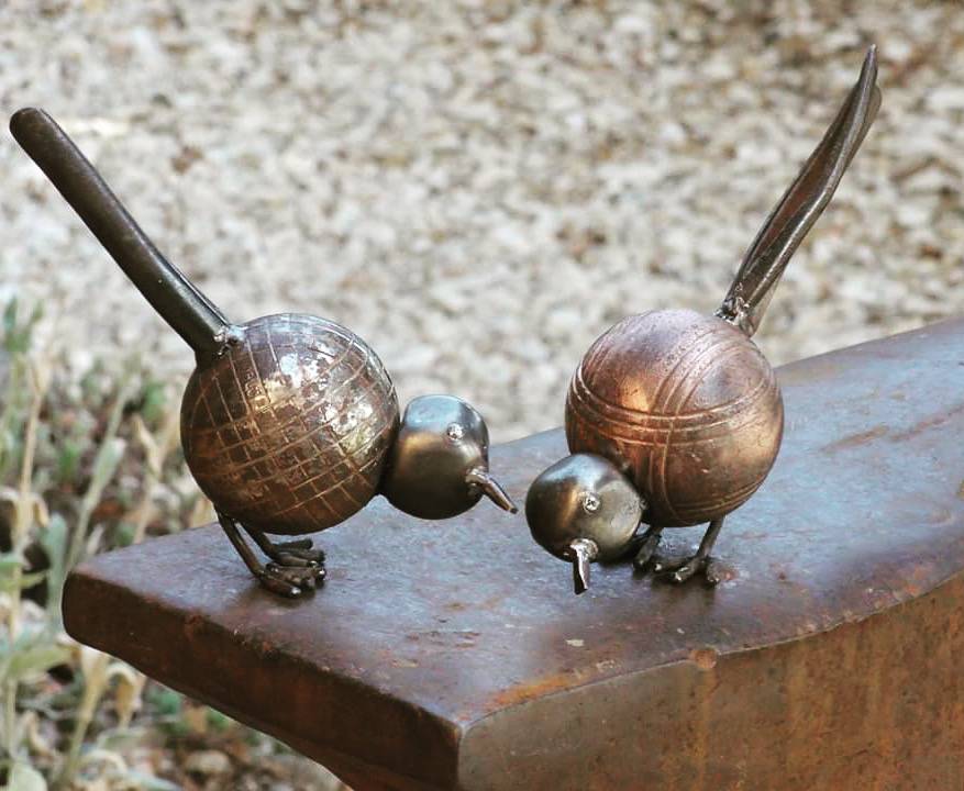 Cette sculpture est réalisée à partir de boules de pétanques et des bouts d'outils.