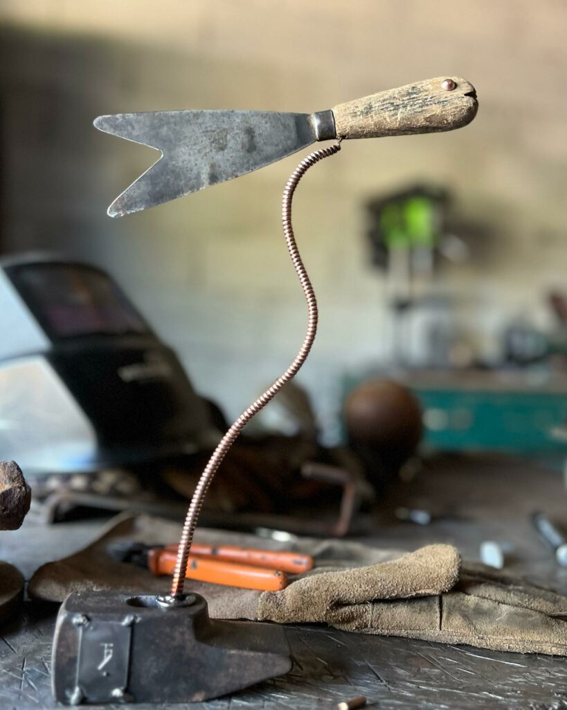 Poisson réalisé avec une ancienne spatule , un marteau et une corde piano