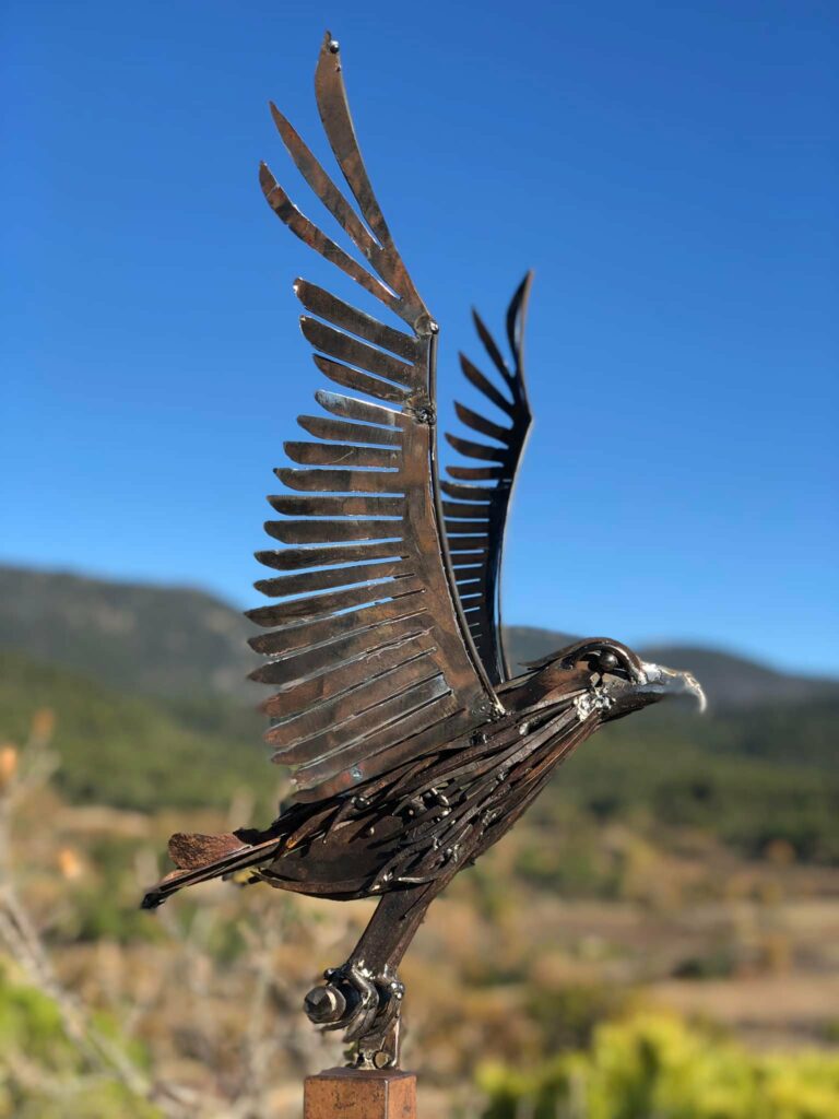 aigle qui prend son envol, réalisé avec des pièces métallique, des la récupération, des bouts de métaux, des vieux outils