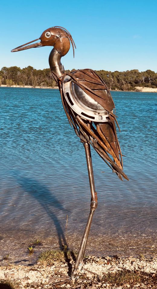 oiseua métal aigrette faite avec des morceaux de métaux, de fer, des éléments de récupération