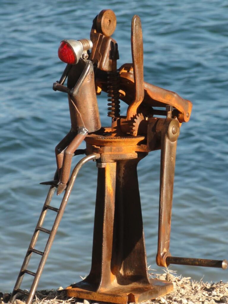 Personnage rélaisé ave un phare ancien de vélo et un appareil qui servait à faire des chaussures , utilisé par un cordonnier