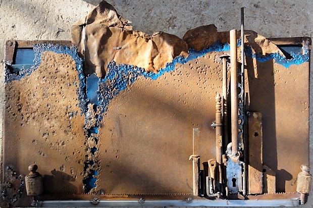 tableau métallique réalisé avec des bouts de métaux et de la récupération d'objets divers
