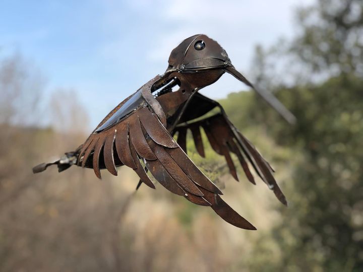 oiseau réalisée avec des bouts de métaux, de la récupératio