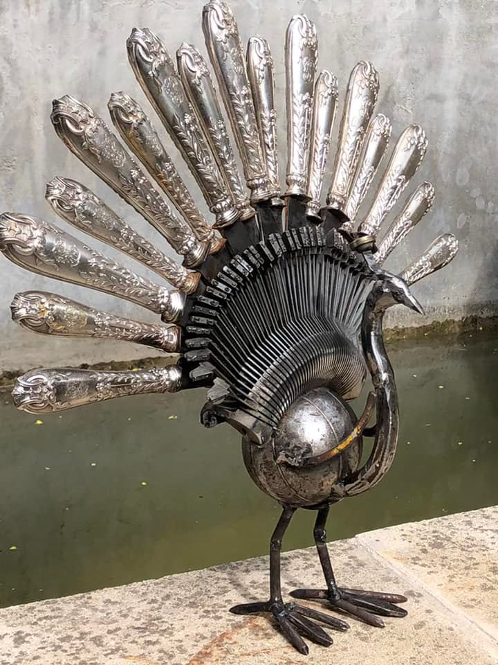 sculpture faite avec des couteaux anciens, des morceaux de machine à écrire, une boule de pétanque